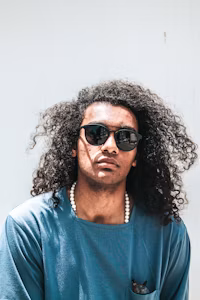 Porträtfoto einer Familie, die Galal Sattar betreut